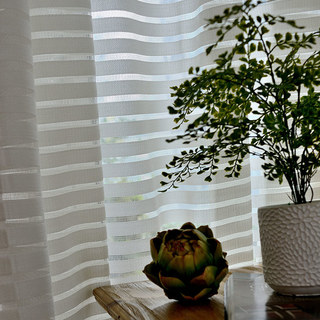 Distinct Horizontal Striped White Voile Curtain
Rideau en Voile Blanc à Rayures Horizontales Distinctes 3