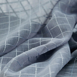 Dans la fenêtre à carreaux Gris Voile Rideau