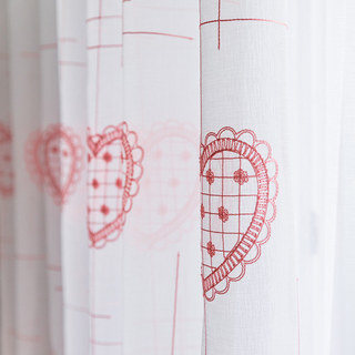 Adorées rideaux voilages avec détails brodés en forme de cœur rose 2