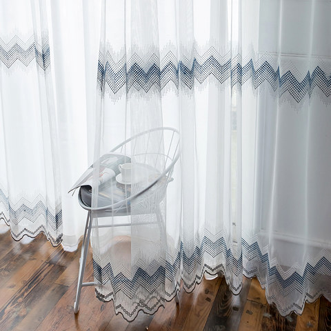 Rideaux voilés zigzag blancs, bleus et gris avec détails brodés en forme de pois et bord festonné 1