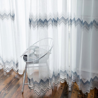 Rideaux voilés zigzag blancs, bleus et gris avec détails brodés en forme de pois et bord festonné 1