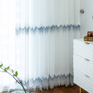 Rideaux voilés zigzag blancs, bleus et gris avec détails brodés en forme de pois et bord festonné 5