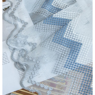 Rideaux voilés zigzag blancs, bleus et gris avec détails brodés en forme de pois et bord festonné 6