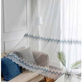 Rideaux voilés zigzag blancs, bleus et gris avec détails brodés en forme de pois et bord festonné 2
