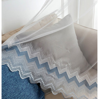 Rideaux voilés zigzag blancs, bleus et gris avec détails brodés en forme de pois et bord festonné 4