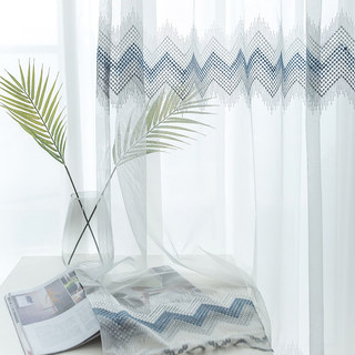 Rideaux voilés zigzag blancs, bleus et gris avec détails brodés en forme de pois et bord festonné 3