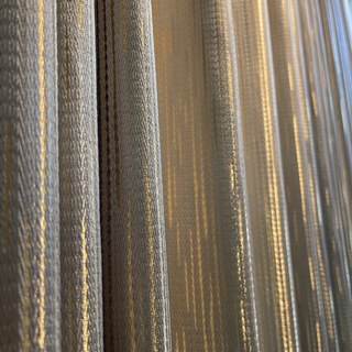 Rayon de soleil chatoyant, rideau rayé subtilement texturé champagne doré et gris
