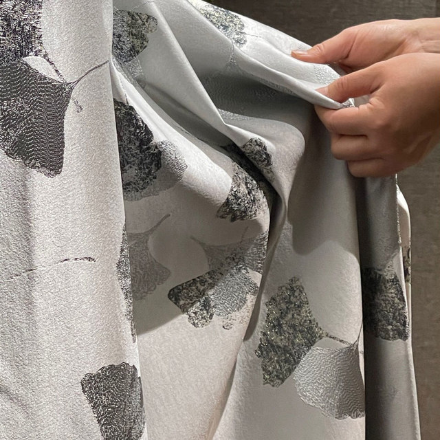 Asian Grove Luxury Jacquard Ginkgo Leaf Patterned Silvery Grey Curtain with Gold Details
Asian Grove Rideaux de Luxe en Jacquard à Motif Feuilles de Ginkgo Gris Argenté avec Détails Dorés 1