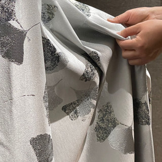 Asian Grove Luxury Jacquard Ginkgo Leaf Patterned Silvery Grey Curtain with Gold Details
Asian Grove Rideaux de Luxe en Jacquard à Motif Feuilles de Ginkgo Gris Argenté avec Détails Dorés
