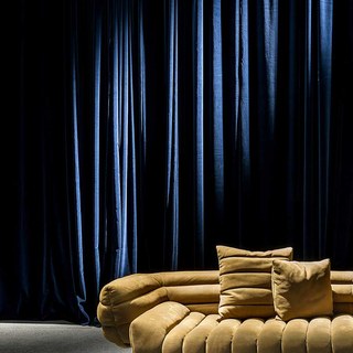 Exquis rideau en chenille bleu marine nuit, mat et luxueux