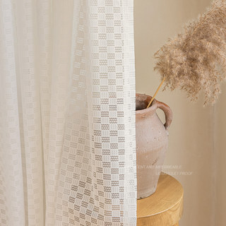 <p>Rideau en dentelle blanche ivoire à carreaux</p> 2