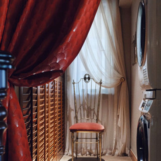 La Couronne des Années Folles Luxe Art Déco Coquillage Motif Rouge & Or Rideau 2