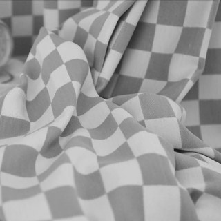 Élégance à carreaux – Rideaux occultants en chenille gris à motifs géométriques 4