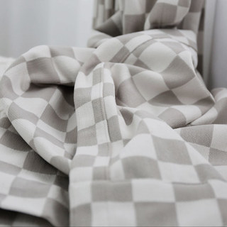 Élégance à carreaux – Rideaux occultants en chenille gris à motifs géométriques 3