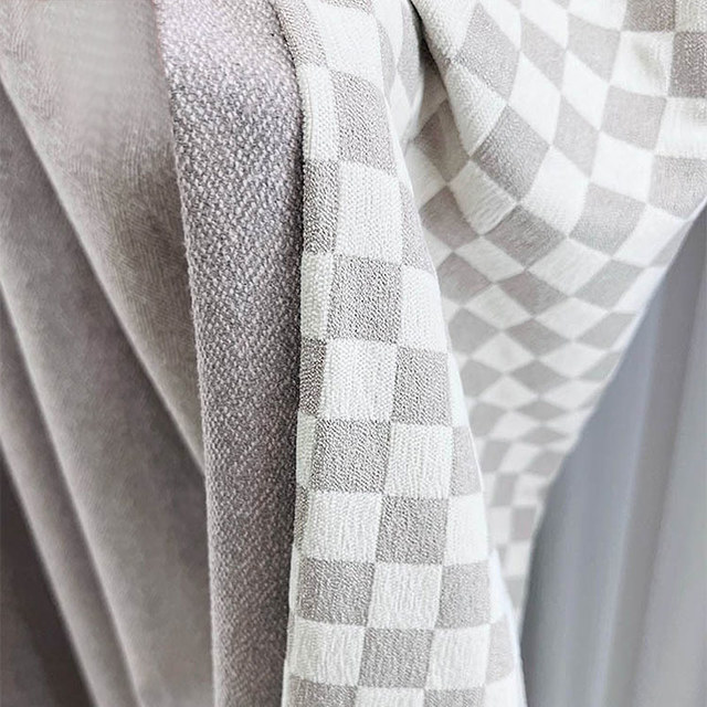 Élégance à carreaux – Rideaux occultants en chenille gris à motifs géométriques 1
