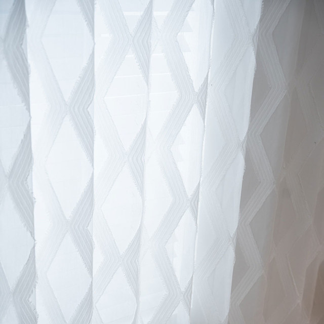 Rideau en voile blanc géométrique à motifs de treillis et à franges 1
