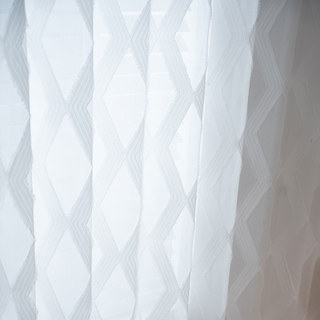 Rideau en voile blanc géométrique à motifs de treillis et à franges 1