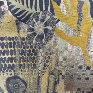 Tenture florale moderne jaune et or aux tons terreux 3