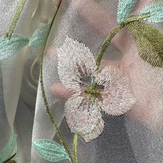 Rideau en organza voilée brodée motif pensée élégante 2