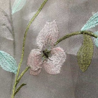 Rideau en organza voilée brodée motif pensée élégante 4