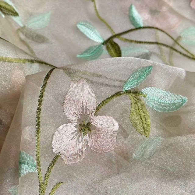 Rideau en organza voilée brodée motif pensée élégante 1