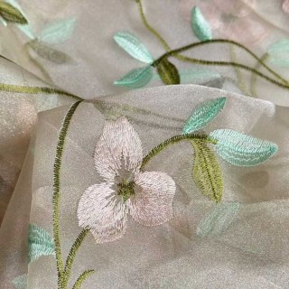 Rideau en organza voilée brodée motif pensée élégante