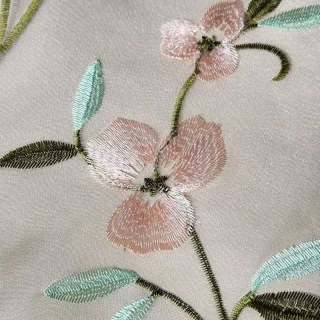Rideau en organza voilée brodée motif pensée élégante 5