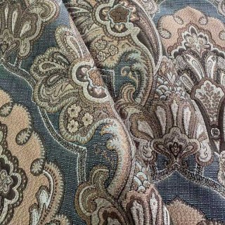 Rideaux damassés bleu et marron d'une élégance royale