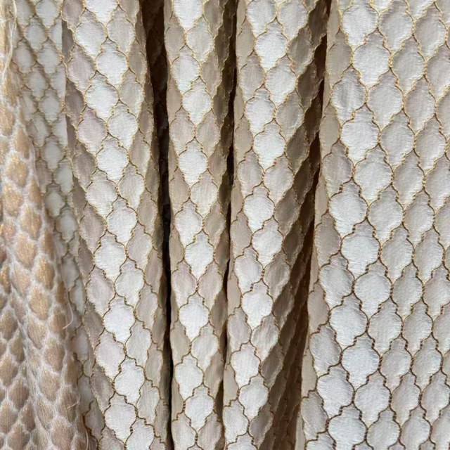 Tenture Jacquard 3D Treillis Chic Crème Arabesque avec Détails Dorés 1